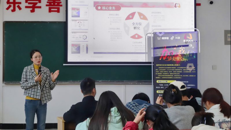 文化传媒公司注册自己办还是找代办