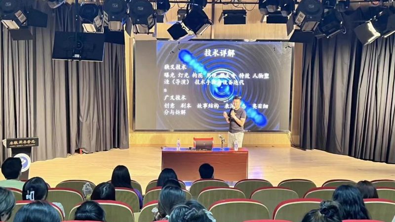 二维动画以平面图形为基础，通过动画软件进行制作。其特点如下：